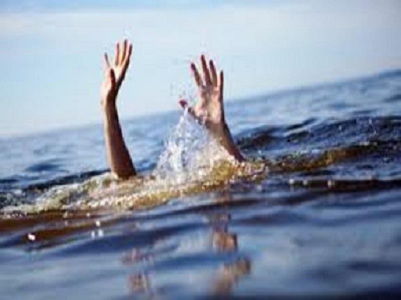 Rủ nhau tắm hồ, 3 em nhỏ chết đuối thương tâm