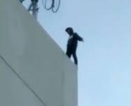 Người đàn ông rơi từ trung tâm thương mại tử vong