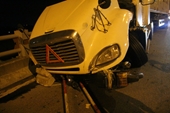 Phút kinh hoàng xe container tông văng hàng loạt xe máy trên cầu Thanh Trì