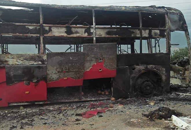Xe khách chạy tuyến Nghệ An - Sài Gòn bị cháy rụi lúc rạng sáng