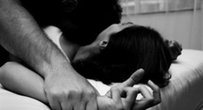 Giữa đêm mưa lẻn vào gầm giường sát hại rồi xâm hại với thi thể bé gái