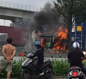 Xe ben bất ngờ bốc cháy dữ dội trên xa lộ Hà Nội