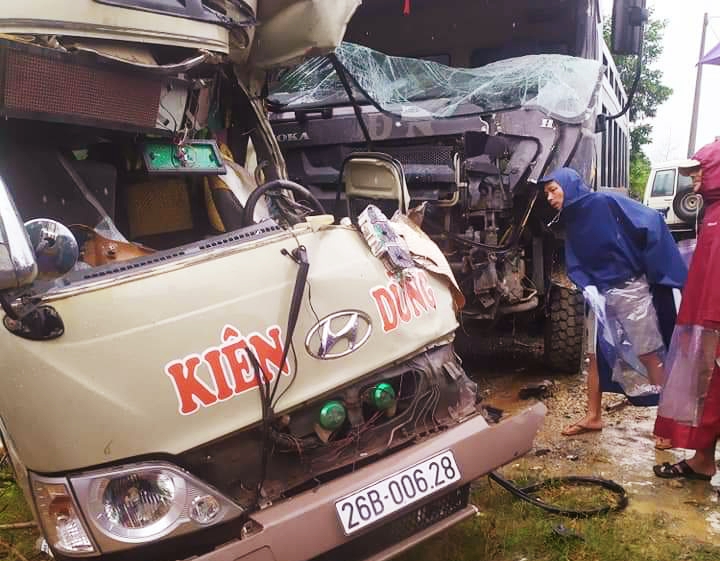 Xe khách nát bươm sau cú tông kinh hoàng với xe ben