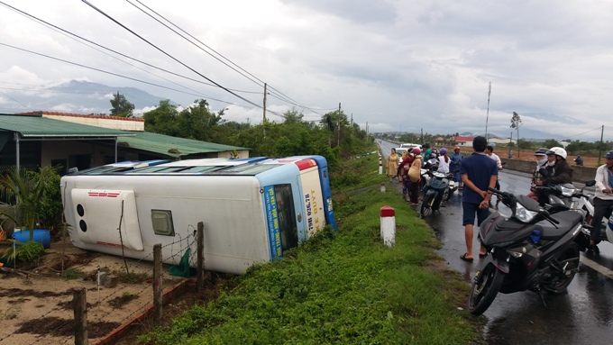 Xe buýt chở 20 hành khách lật trên QL1