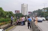 Một phụ nữ bất ngờ bị đâm trọng thương khi đang đi xe máy trên cầu Bãi Cháy