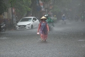 Mưa lớn trên cả nước, nguy cơ ngập lụt ở các tỉnh Trung và Nam Bộ