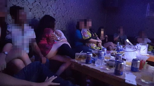 Lại phát hiện trai phố cùng gái bản thác loạn trong karaoke