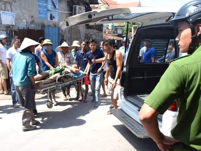 Xe trộn bê tông làm đứt dây điện cao thế khiến 2 người bị bỏng