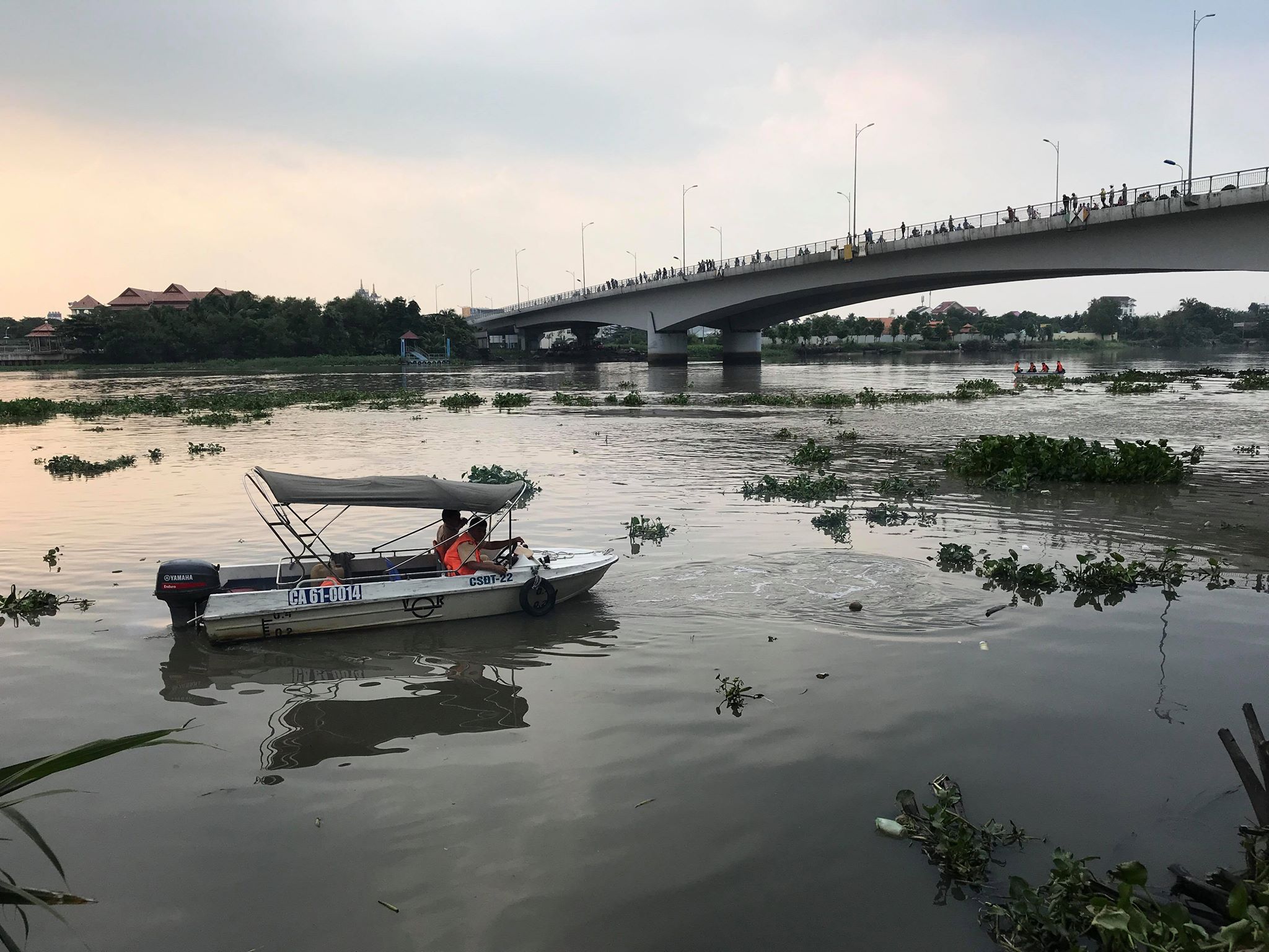 Thanh niên nhảy cầu tự tử, để lại một mảnh giấy gửi mẹ và vợ