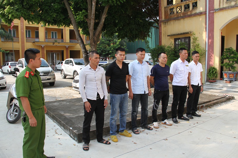 Giám đốc và nhân viên Công ty đòi nợ ngang nhiên xông vào nhà máy lấy 8 ô tô