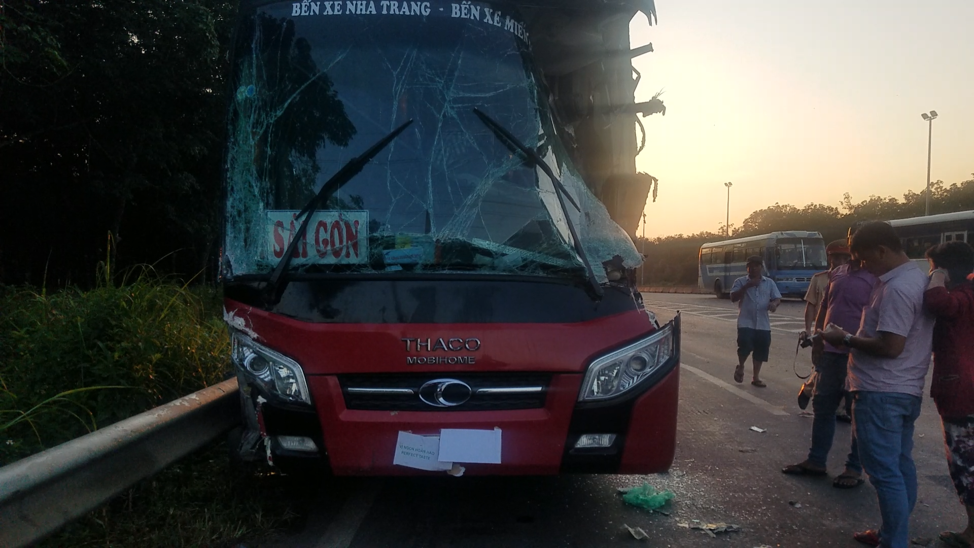 Hàng chục hành khách hoảng loạn kêu cứu khi xe khách tông đuôi xe tải, bể nát