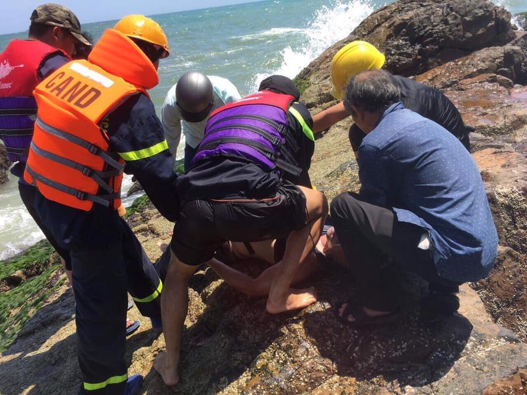 Câu cá trên mỏm đá, một cần thủ đuối nước tử vong