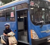 Phẫn nộ clip tài xế xe buýt bấm còi inh ỏi, nhổ nước bọt người đi đường