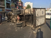 Xe tải “phơi bụng” trên cầu, 4 người bị thương, giao thông tê liệt