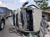 Xe tải lật nhào trên đường Phạm Văn Đồng, tài xế nhập viện