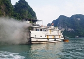 Chở khách đi thăm vịnh Hạ Long, tàu du lịch bỗng nhiên bốc cháy gần hang Sửng Sốt