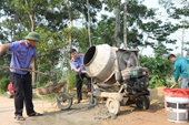 VKSND và Công an Hương Sơn giúp dân làm nông thôn mới