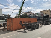 Container tông nhau lật nhào, giao thông ùn tắc nghiêm trọng