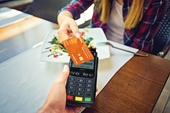 CẢNH GIÁC Thu ngân nhà hàng ăn cắp tiền trong thẻ tín dụng của khách