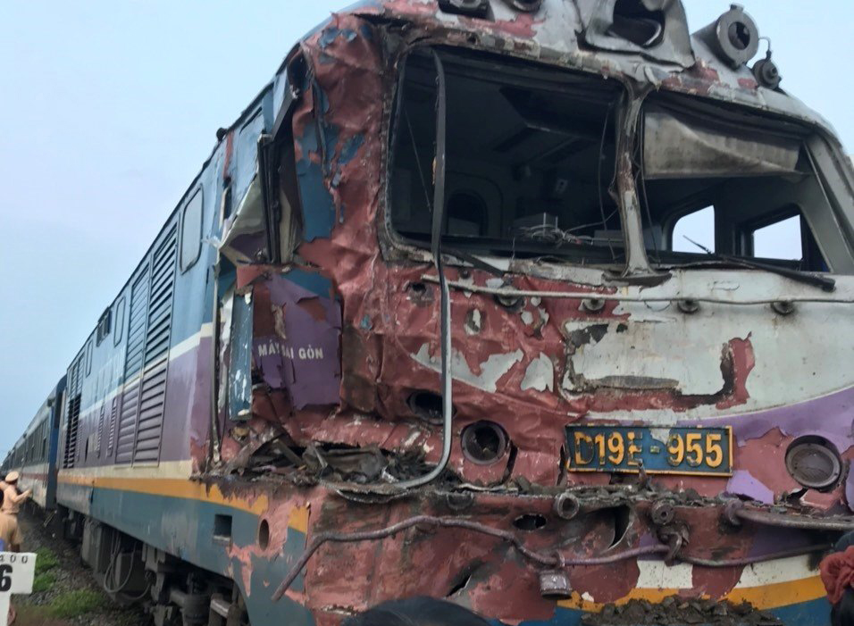Đấu đầu tàu hỏa, đầu xe container lẫn đầu tàu nát bét