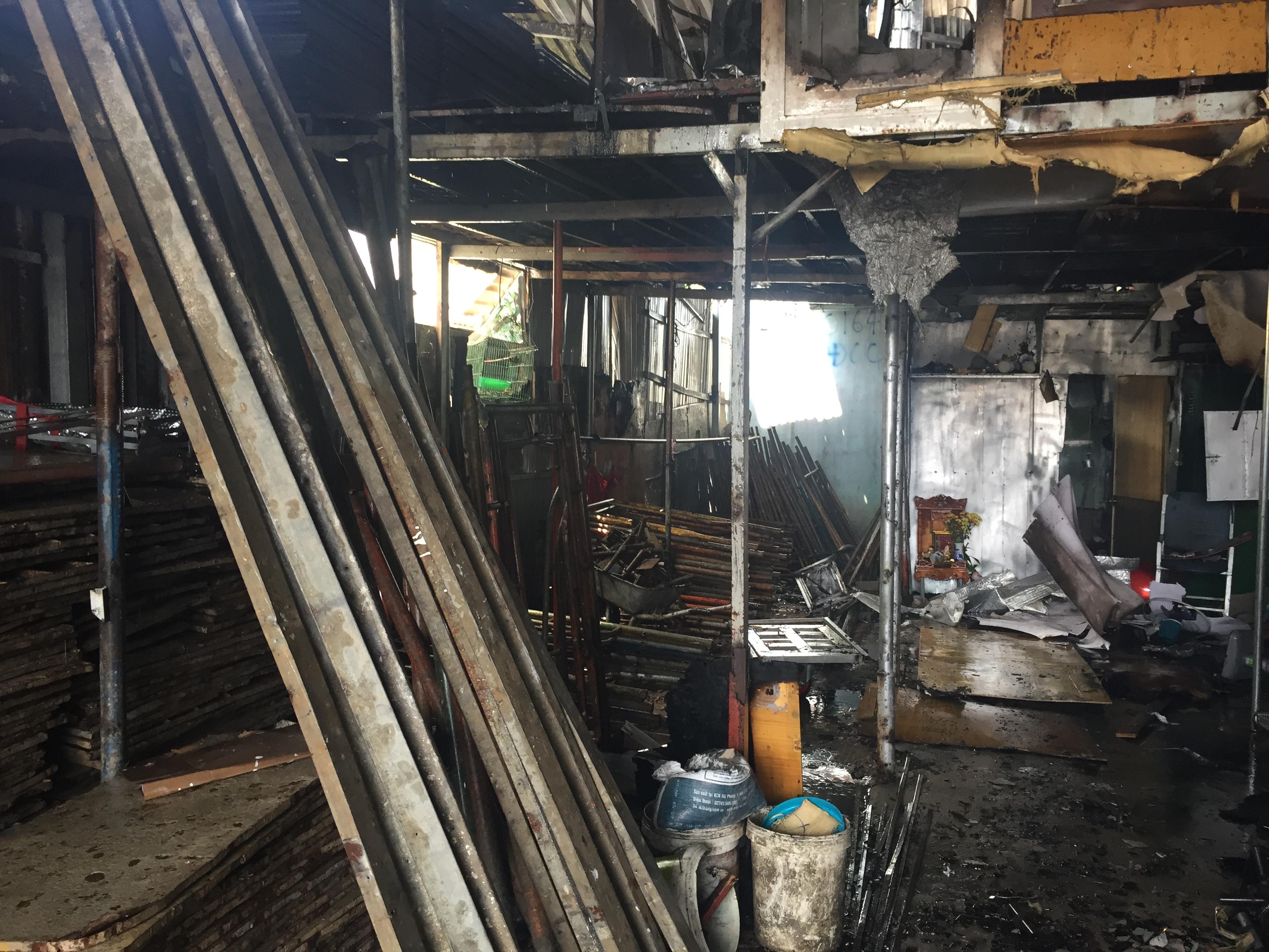 Chập điện cửa hàng cho thuê vật liệu xây dựng bị lửa thiêu rụi