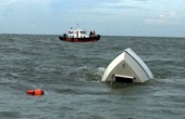 Tàu du lịch chở khách chìm tại vịnh Nha Trang