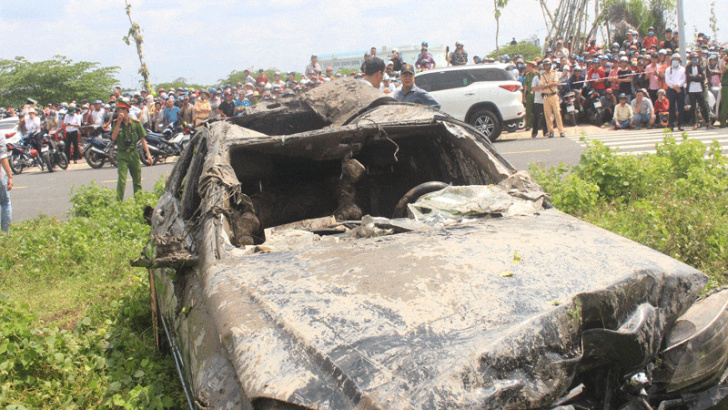 Trục vớt xe Mercedes dưới kênh, phát hiện 3 người tử vong bên trong