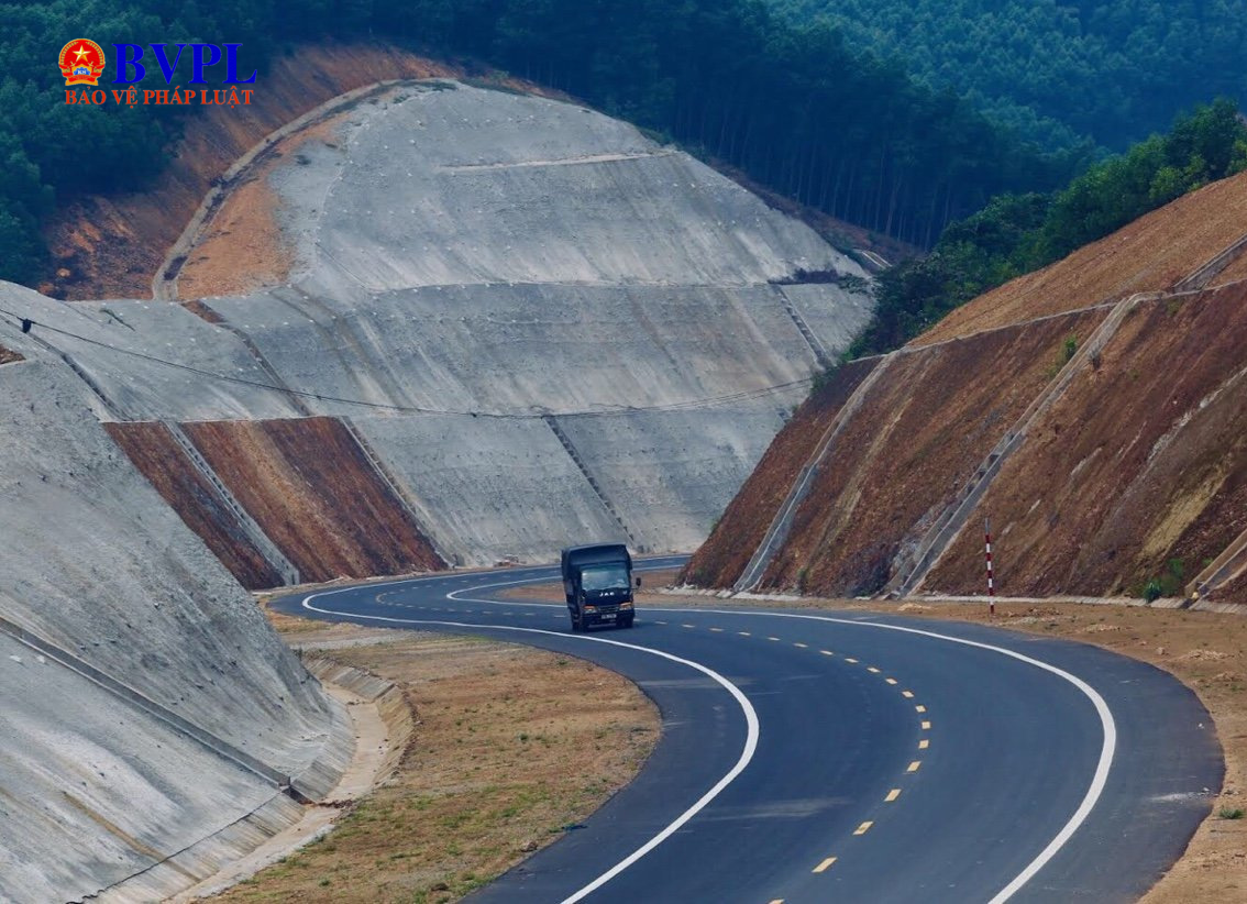 Cận cảnh tuyến cao tốc xuyên vườn Quốc gia Bạch Mã