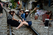Hà Nội cảnh báo tình trạng mất an toàn khi du khách selfie và check in trên đường tàu