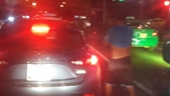 CSGT phạt một tài xế tiểu bậy giữa đường thành phố