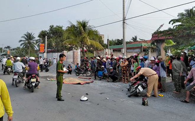 Hai người đàn ông đi xe máy tử vong tức tưởi khi dừng xe ven đường