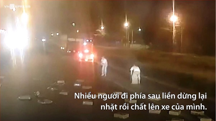 Xe tải đánh rơi mì tôm bị hôi của