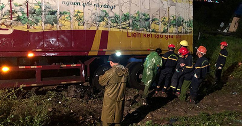 Giải cứu người mắc kẹt dưới gầm xe container lúc nửa đêm