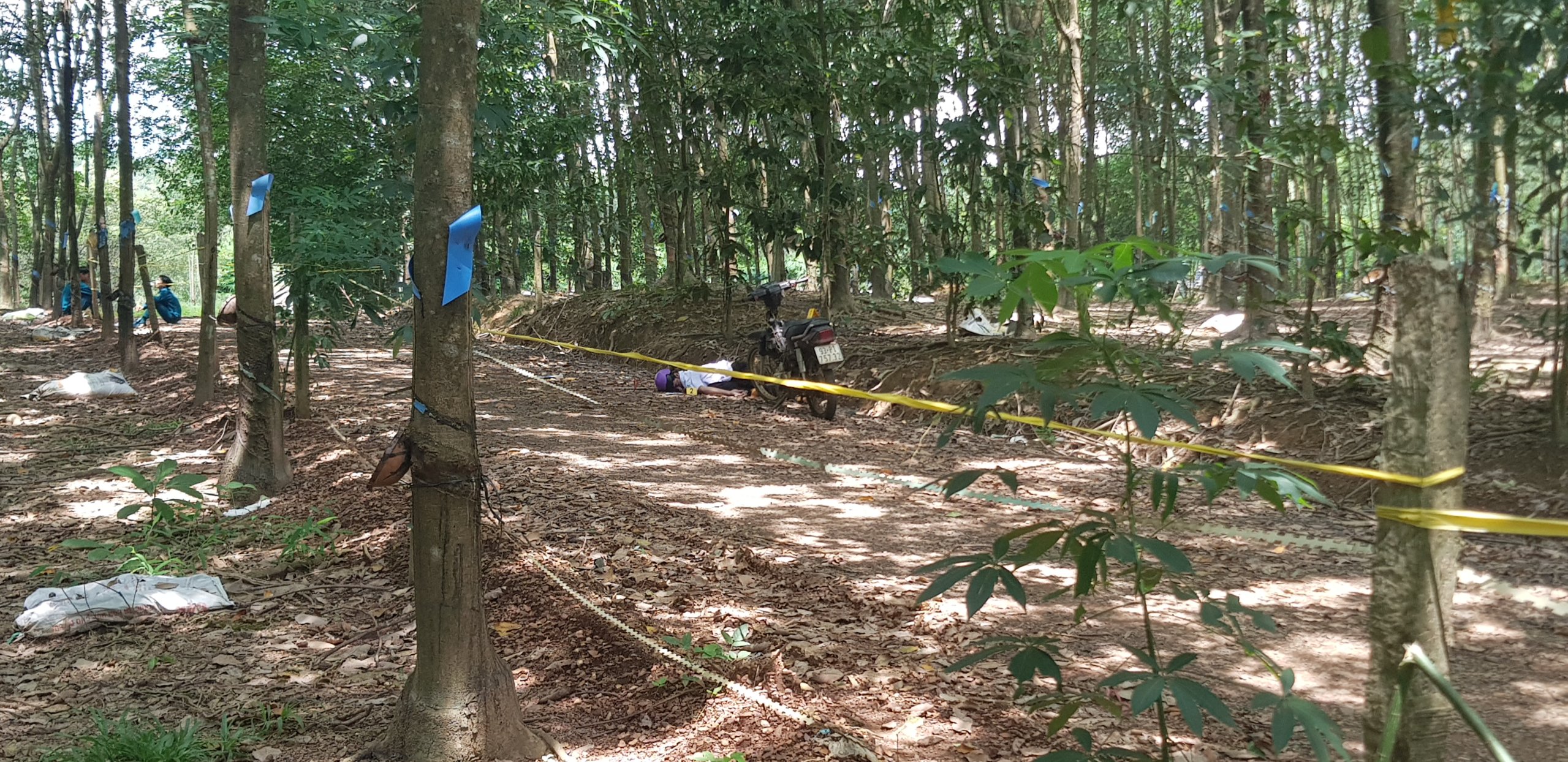 Người đàn ông tử vong bất thường bên đường