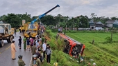 Xe khách chạy tuyến Việt - Lào lật nhào trên đường HCM, nhiều người thương vong