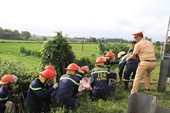 Cận cảnh công tác cứu hộ xe khách Việt - Lào bị lật trên đường Hồ Chí Minh