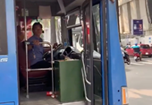 Tài xế xe buýt nhổ nước bọt vào người đi đường khi bị sa thải