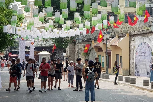 Phố phường Hà Nội rực rỡ cờ hoa Kỷ niệm 65 năm Ngày giải phóng Thủ đô