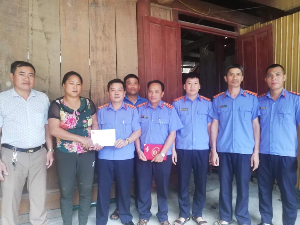 Chi bộ VKSND huyện Kỳ Sơn Giúp đỡ người dân có hoàn cảnh khó khăn