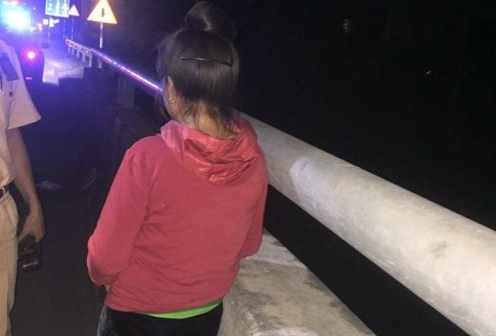 Bị nợ lương 3 tháng, một phụ nữ quê Điện Biên quẫn trí định nhảy cầu tự tử