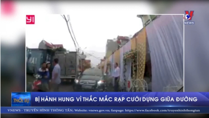 Bị hành hung vì thắc mắc rạp cưới dựng giữa đường