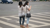 Trung Quốc Sử dụng điện thoại khi qua đường sẽ bị phạt tiền