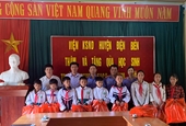 VKSND huyện Điện Biên tặng quà học sinh nghèo xã biên giới