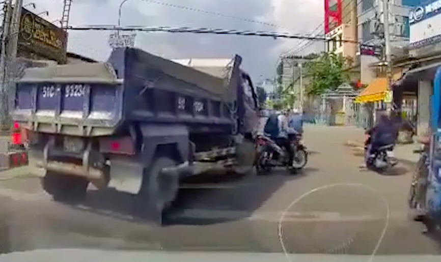 CLIP tài xế xe ben bấm còi inh ỏi, ép xe máy vào lề, suýt gây tai nạn