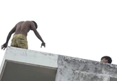 Nam thanh niên nghi ngáo đá leo lên sân thượng la hét điên cuồng