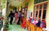 Phụ huynh đánh và bắt 3 giáo viên quỳ gối trước cửa lớp học
