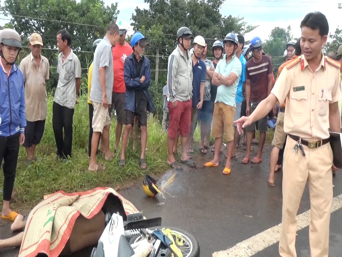 Hai thanh niên tử nạn sau cú tông kinh hoàng vào xe tải