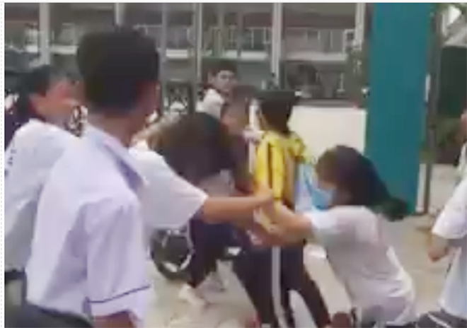 Clip nữ sinh túm tóc đánh hội đồng, quay clip ở Bình Dương