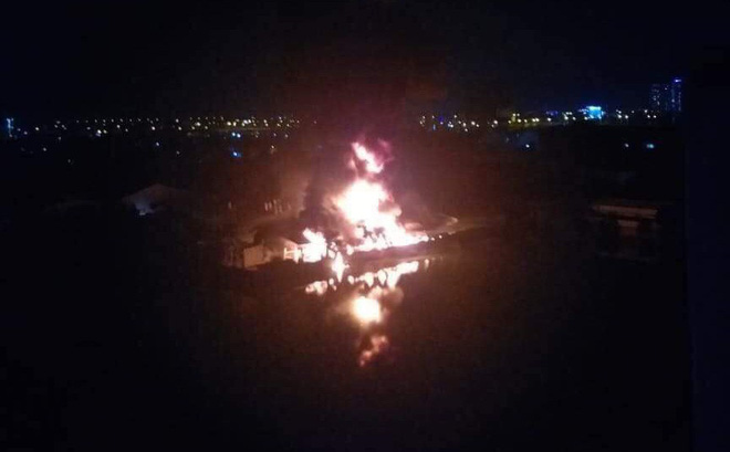 CLIP Biển lửa trong khu nhà xưởng chuyên sản xuất đế giày