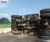 Lật xe tải chở đá dăm, tài xế Nghệ An chết thảm trong ca bin